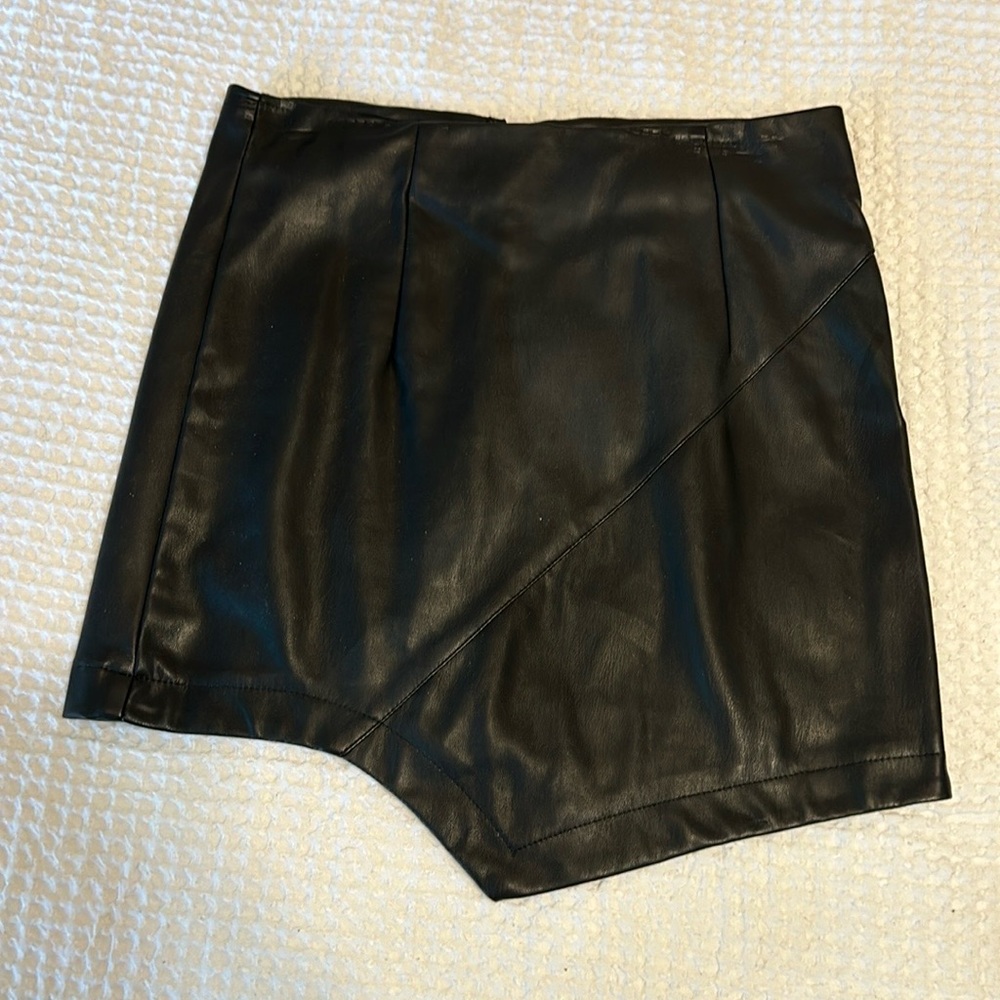 FOREVER 21 FAUX LEATHER BLK ASYMMETRICAL SKIRT SZ MED